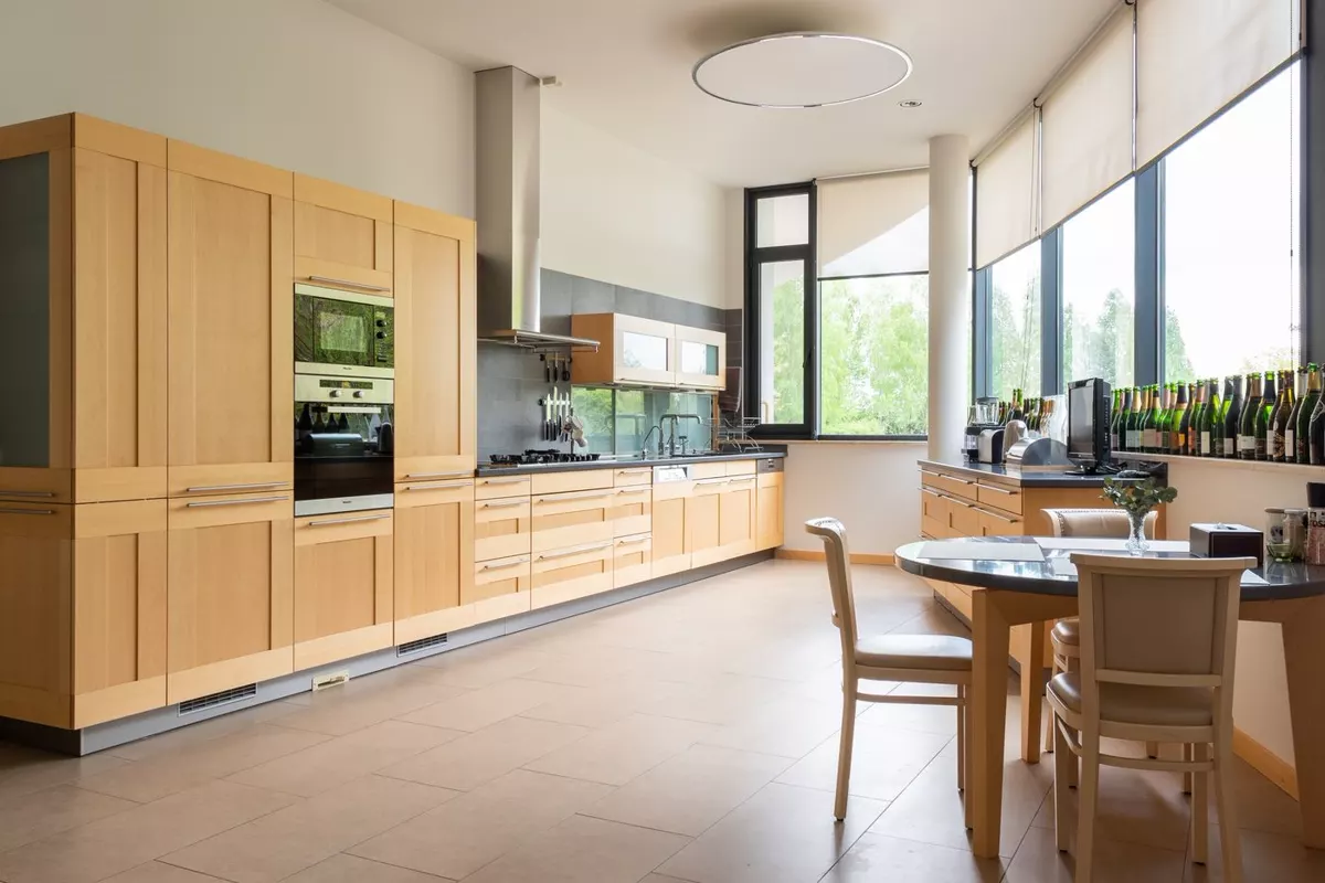 Küche in einem Bestandsraum als Beispiel für schichtenbewusste Planung in Bocholt